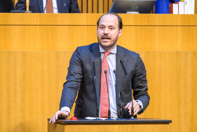 Am Redner:innenpult: Nationalratsabgeordneter Nikolaus Scherak (NEOS)