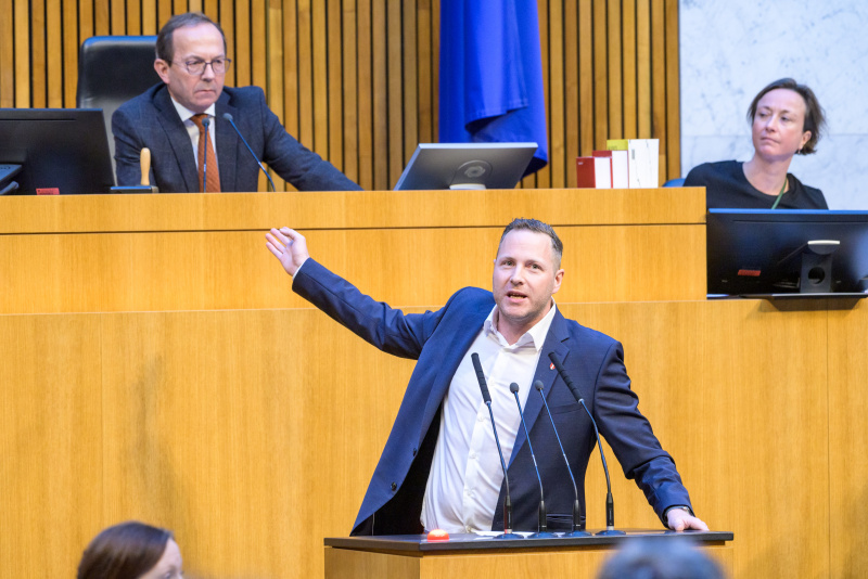 Am Redner:innenpult: Nationalratsabgeordneter Michael Schnedlitz (FPÖ)