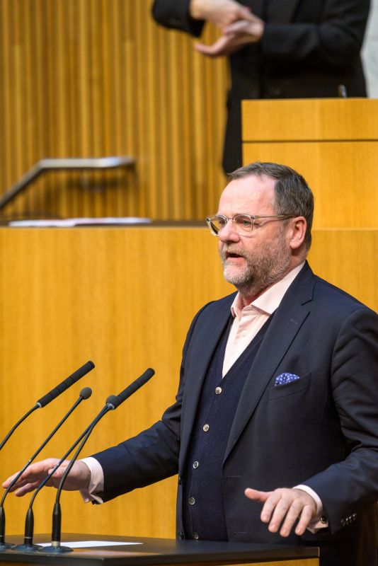 Am Redner:innenpult: Nationalratsabgeordneter Josef Schellhorn (NEOS)