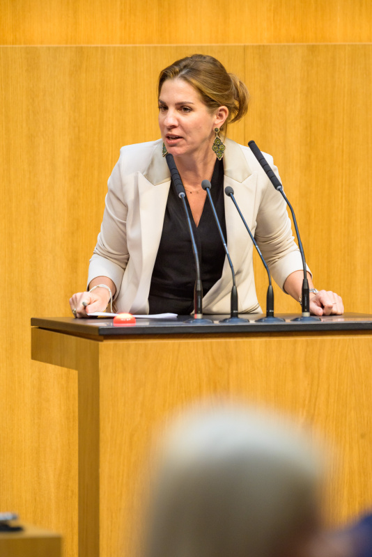 Am Redner:innenpult: Nationalratsabgeordnete Carmen Jeitler-Cincelli (ÖVP)
