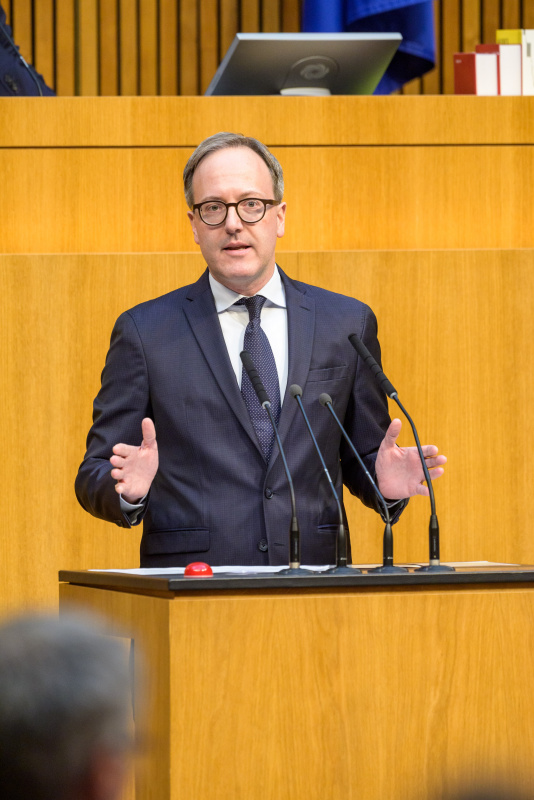 Am Redner:innenpult: Nationalratsabgeordneter Dominik Oberhofer (NEOS)