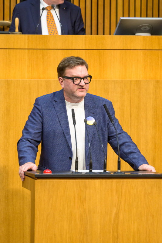 Am Redner:innenpult: Nationalratsabgeordneter Markus Koza (Grüne)