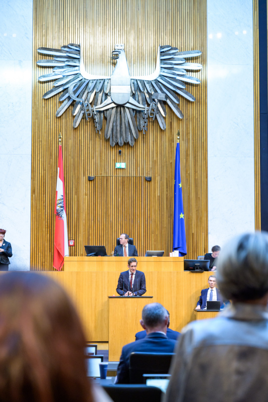 Am Redner:innenpult: Nationalratsabgeordneter Kai Jan Krainer (SPÖ)