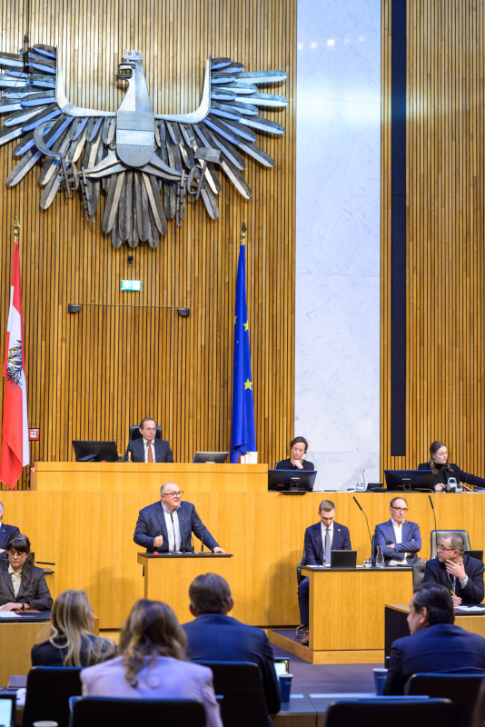 Am Redner:innenpult: Nationalratsabgeordneter Arnold Schiefer (FPÖ)