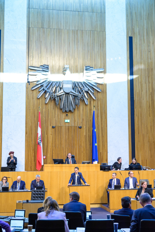 Am Redner:innenpult: Nationalratsabgeordneter Jakob Schwarz (Grüne)