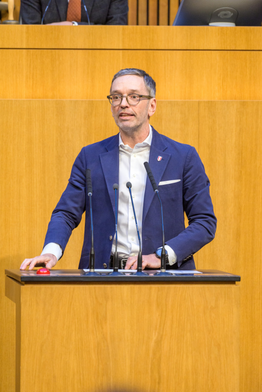 Am Redner:innenpult: Nationalratsabgeordneter Herbert Kickl (FPÖ)