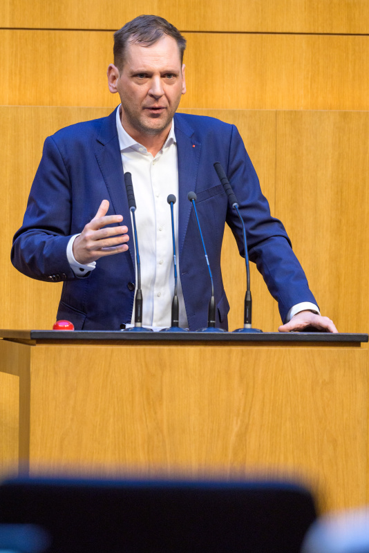 Am Redner:innenpult: Nationalratsabgeordneter Philip Kucher (SPÖ)