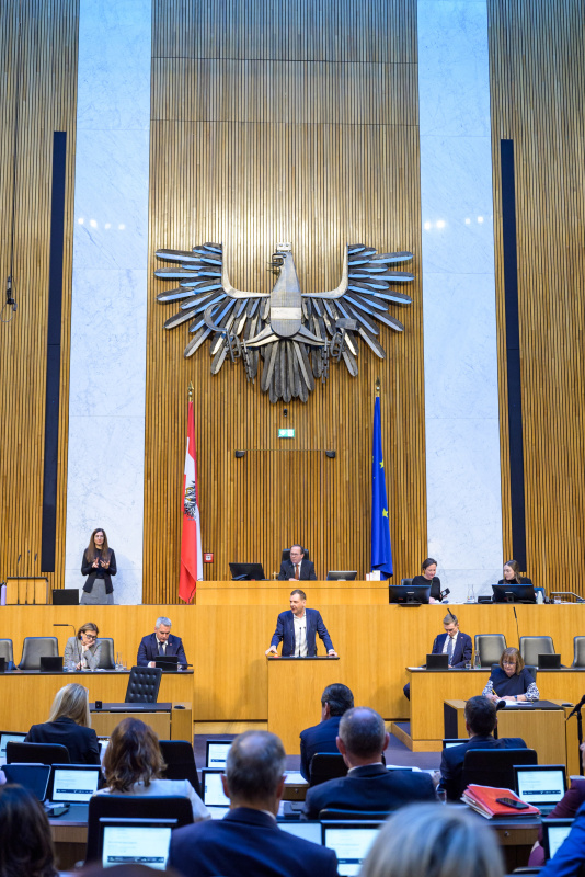 Am Redner:innenpult: Nationalratsabgeordneter Philip Kucher (SPÖ)