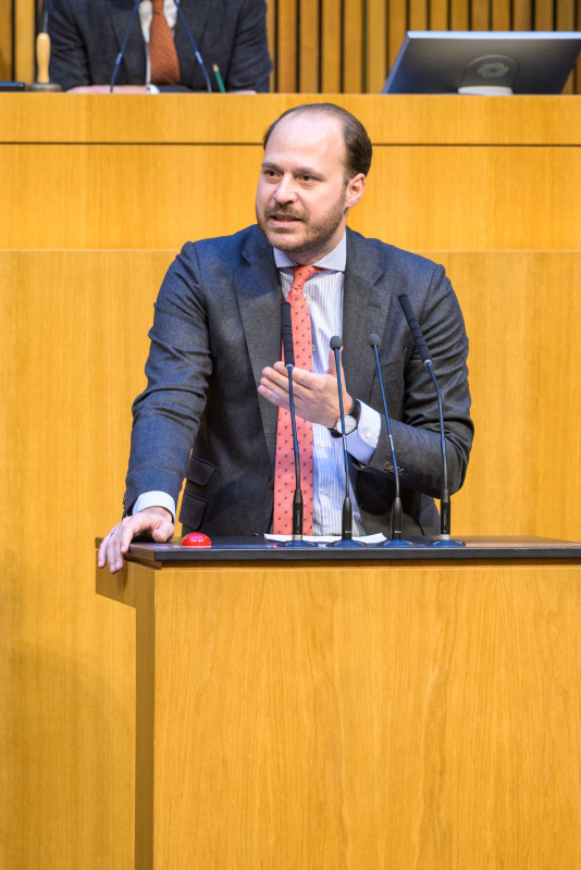 Am Redner:innenpult: Nationalratsabgeordneter Nikolaus Scherak (NEOS)