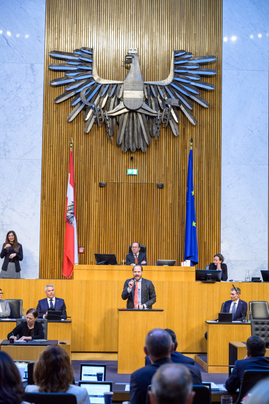 Am Redner:innenpult: Nationalratsabgeordneter Nikolaus Scherak (NEOS)