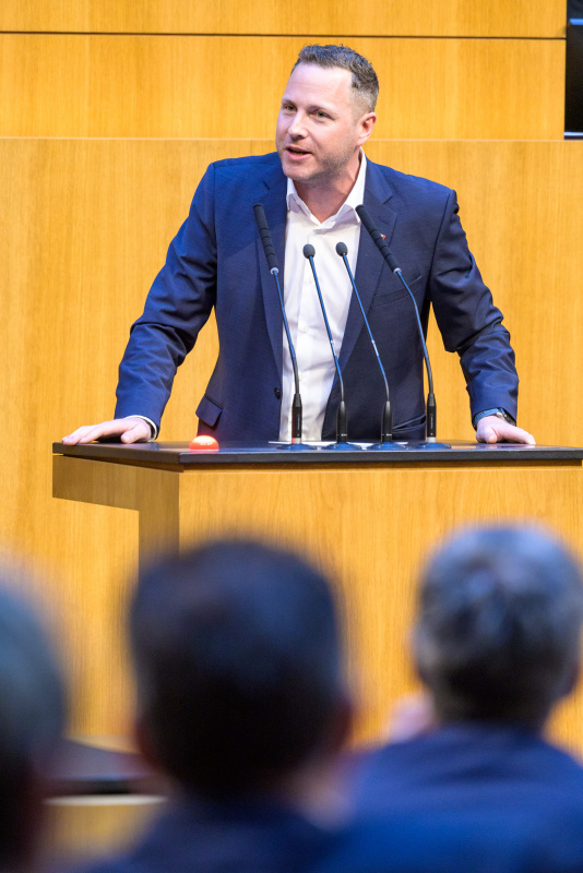 Am Redner:innenpult: Nationalratsabgeordneter Michael Schnedlitz (FPÖ)