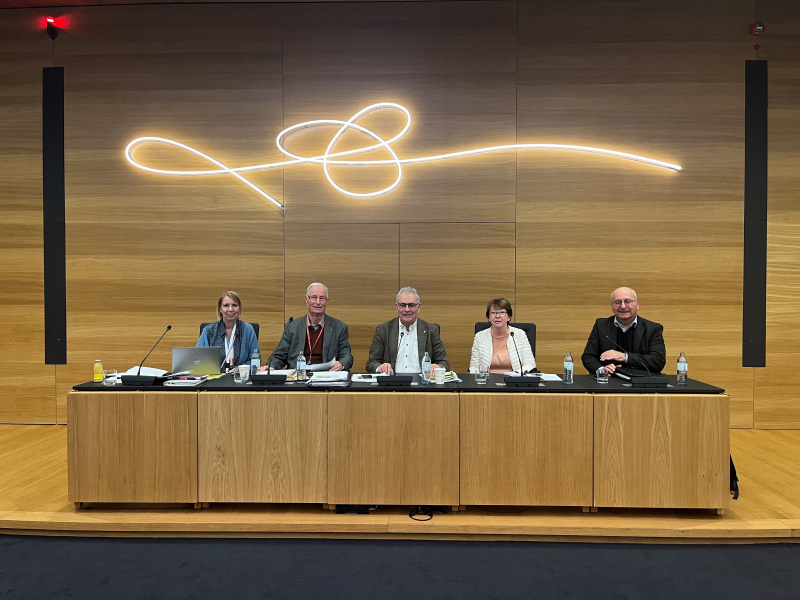  Präsidium. Von rechts: Schriftführer Heribert Oswald, Vizepräsidentin Elisabeth Hlavac, Präsident Edgar Mayer, Finanzreferent Ernst Piller, Organisationsreferentin  Elisabeth Halvax