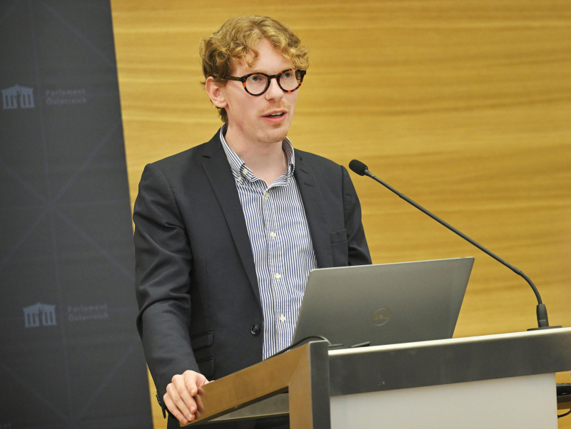 Josef Lolacher bei der Präsentation seines Projekts am Tag der Parlamentsforschung 2024