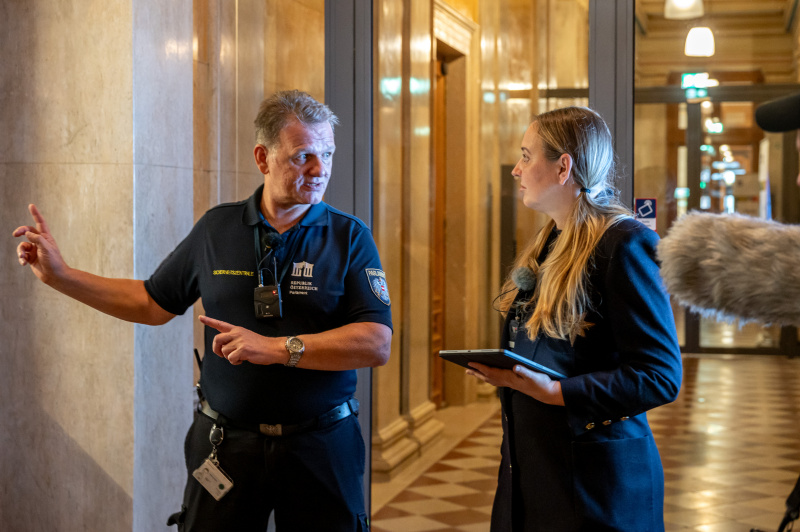 Von links: Peter Ruckenstuhl im Podcast-Interview mit Tatjana Lukáš