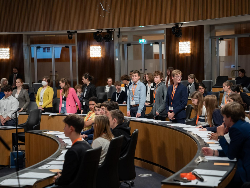 Plenarsitzung zum Abschluss des Jugendparlaments. Abstimmung