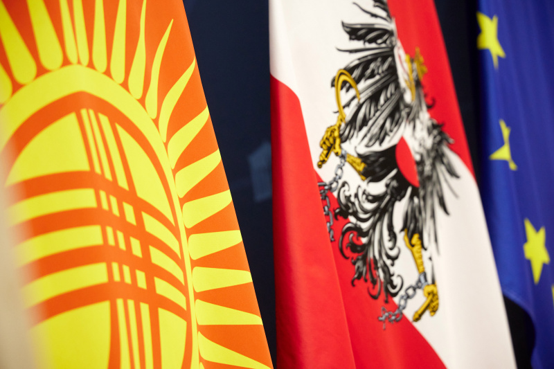 Fahnen von links: Kirgisischen Republik, Österreich, EU Fahne