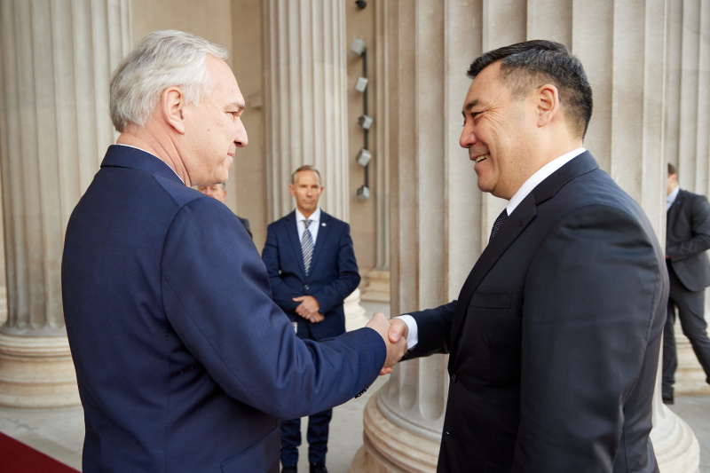 Begrüßung. Von links: Nationalratspräsident Walter Rosenkranz (FPÖ), Präsident der Kirgisischen Republik Sadyr Schaparov