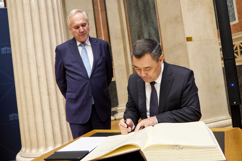 Gästebucheintrag. Von links: Nationalratspräsident Walter Rosenkranz (FPÖ), Präsident der Kirgisischen Republik Sadyr Schaparov