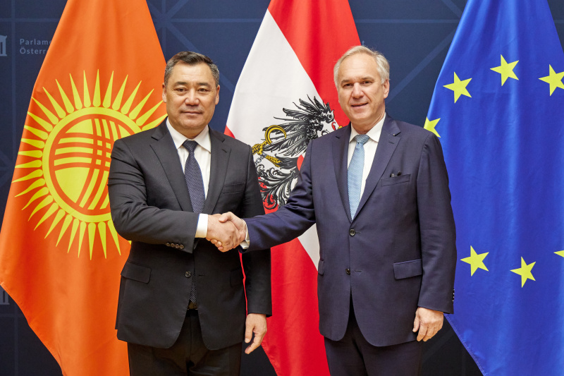 Fahnenfoto. Von rechts: Nationalratspräsident Walter Rosenkranz (FPÖ), Präsident der Kirgisischen Republik Sadyr Schaparov