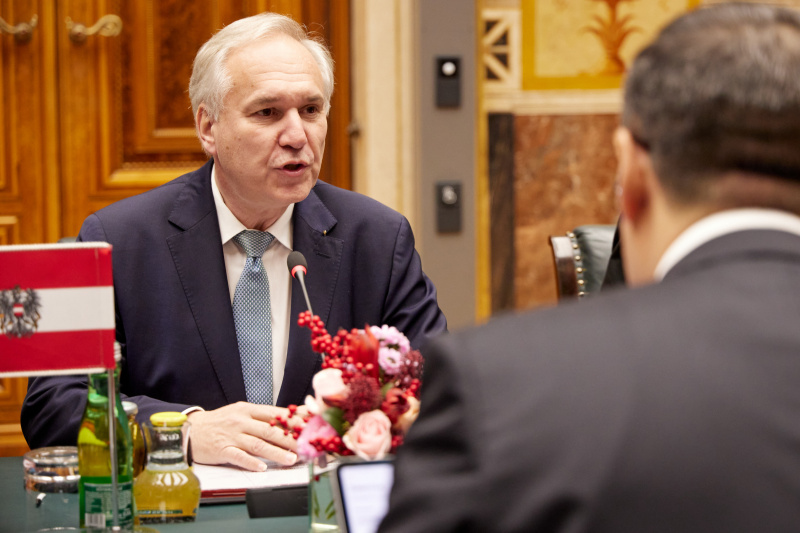 Aussprache. Österreichische Delegation mit Nationalratspräsident Walter Rosenkranz (FPÖ)