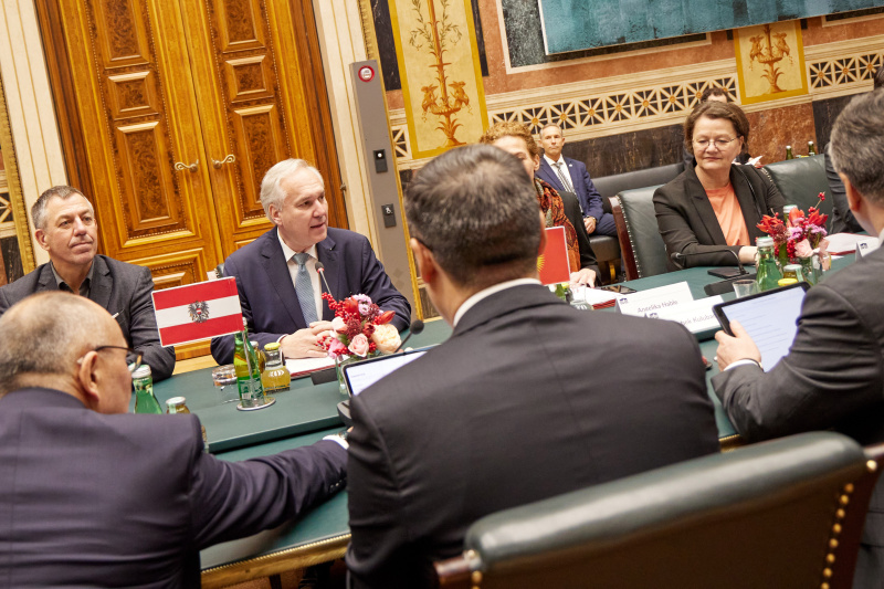 Aussprache. Österreichische Delegation mit Nationalratspräsident Walter Rosenkranz (FPÖ)