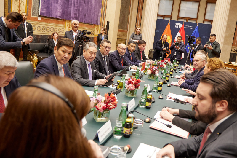 Aussprache. Rechte Tischhälfte: österreichische Delegation mit Nationalratspräsident Walter Rosenkranz (FPÖ)(3. von rechts), linke Tischhälfte: Delegation aus Kirgisistan mit Präsident der Kirgisischen Republik Sadyr Schaparov(4. von links)