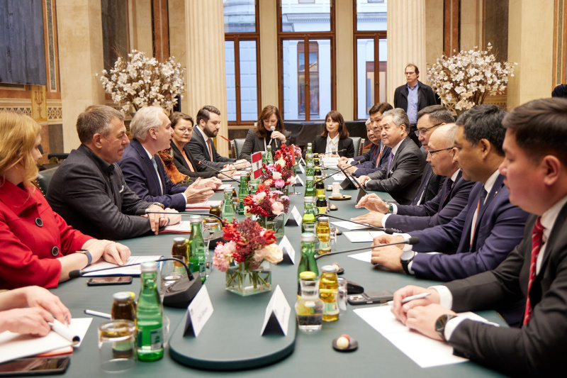 Aussprache. Linke Tischhälfte: österreichische Delegation mit Nationalratspräsident Walter Rosenkranz (FPÖ) (3. von links), rechte Tischhäfte: Delegation aus Kirgisistan mit Präsident der Kirgisischen Republik Sadyr Schaparov (4. von rechts)