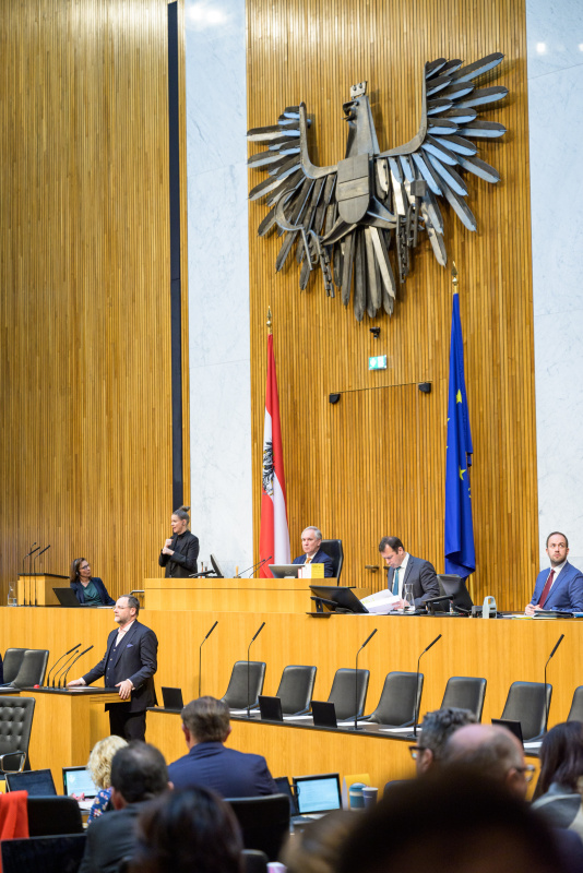 Am Redner:innenpult: Nationalratsabgeordneter Josef Schellhorn (NEOS)