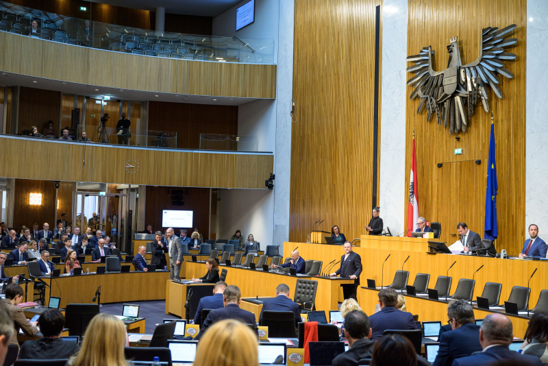 Am Redner:innenpult: Nationalratsabgeordneter Josef Schellhorn (NEOS)