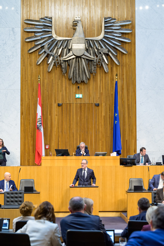 Am Redner:innenpult: Nationalratsabgeordneter Dominik Oberhofer (NEOS)