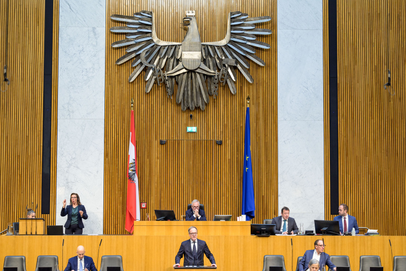 Am Redner:innenpult: Nationalratsabgeordneter Dominik Oberhofer (NEOS)