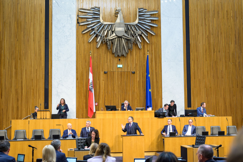 Am Redner:innenpult: Klubobmann August Wöginger (ÖVP)