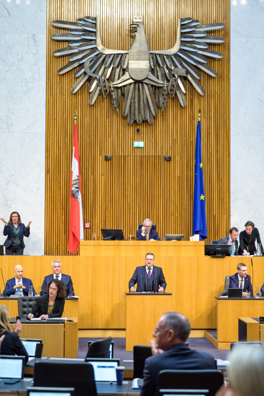 Am Redner:innenpult: Klubobmann August Wöginger (ÖVP)