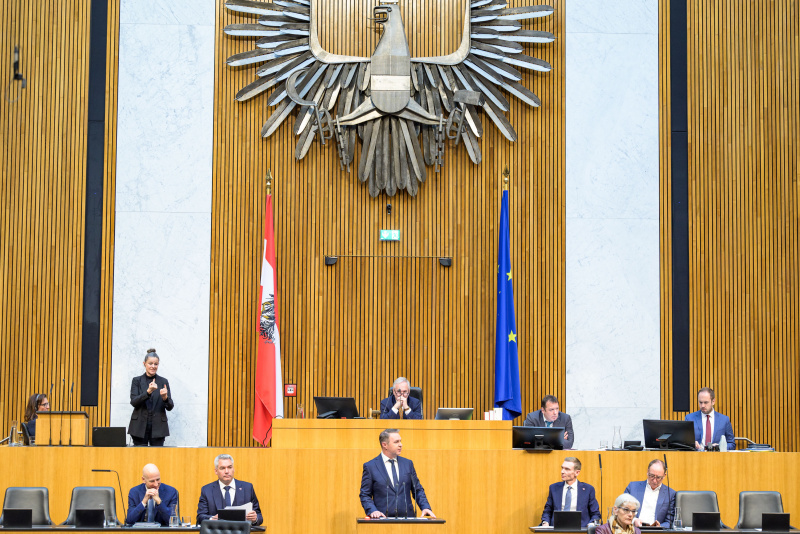 Am Redner:innenpult: Klubobmann Andreas Babler (SPÖ)