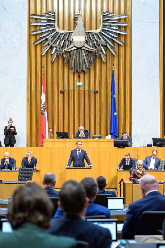 Am Redner:innenpult: Klubobmann Andreas Babler (SPÖ)