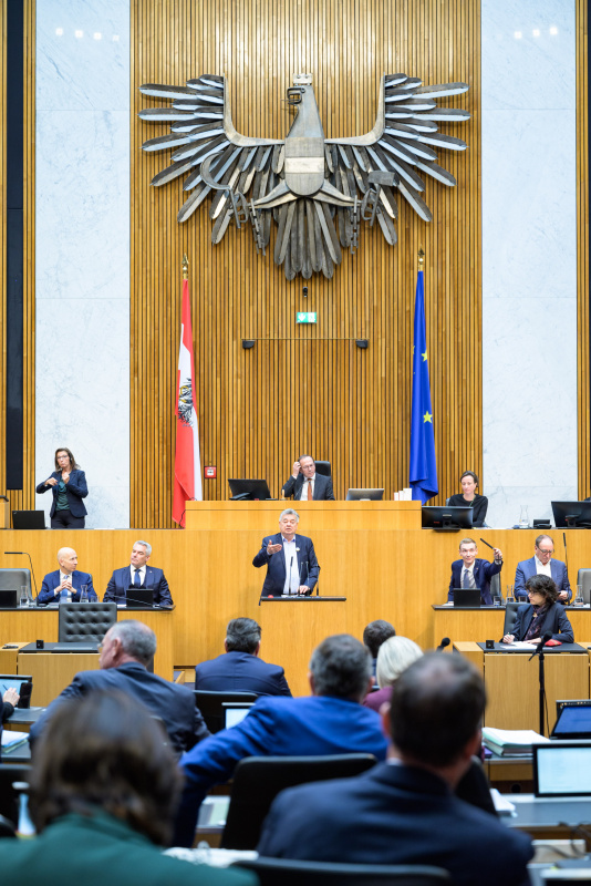 Am Redner:innenpult: Klubobmann Werner Kogler (GRÜNE)