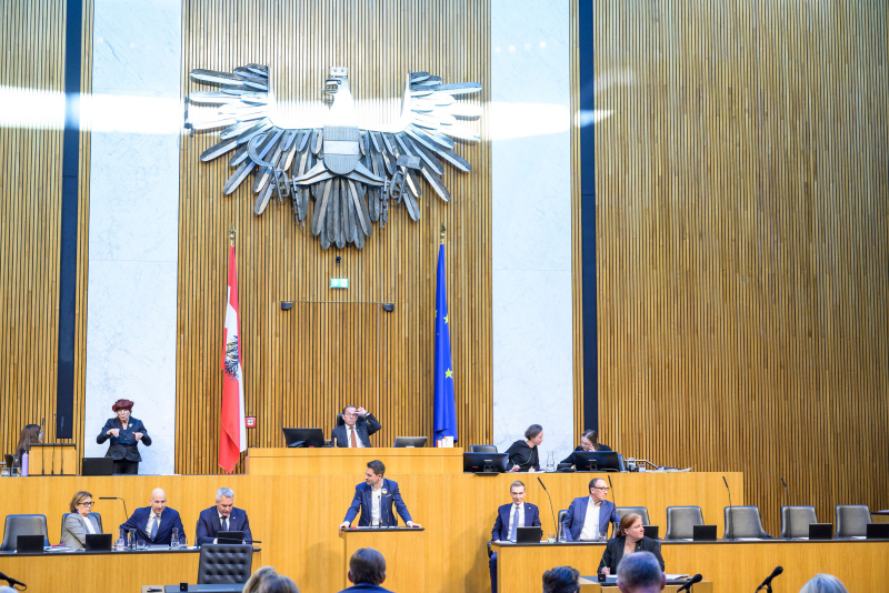 Am Redner:innenpult: Nationalratsabgeordneter Jakob Schwarz (Grüne)