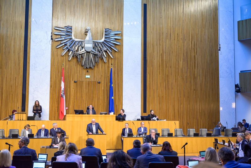 Am Redner:innenpult: Nationalratsabgeordneter Arnold Schiefer (FPÖ)