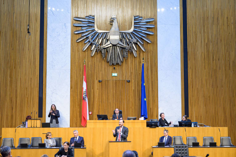 Am Redner:innenpult: Nationalratsabgeordneter Nikolaus Scherak (NEOS)