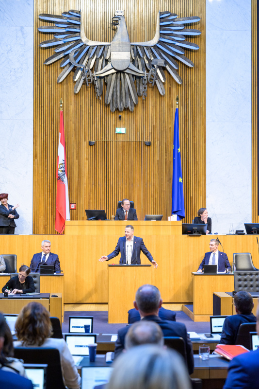 Am Redner:innenpult: Nationalratsabgeordneter Michael Schnedlitz (FPÖ)