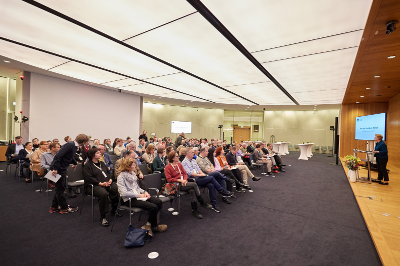 Eröffnungsworte. Parlamentsvizedirektorin Susanne Janistyn-Novák. Veranstaltungsteilnehmer:innen