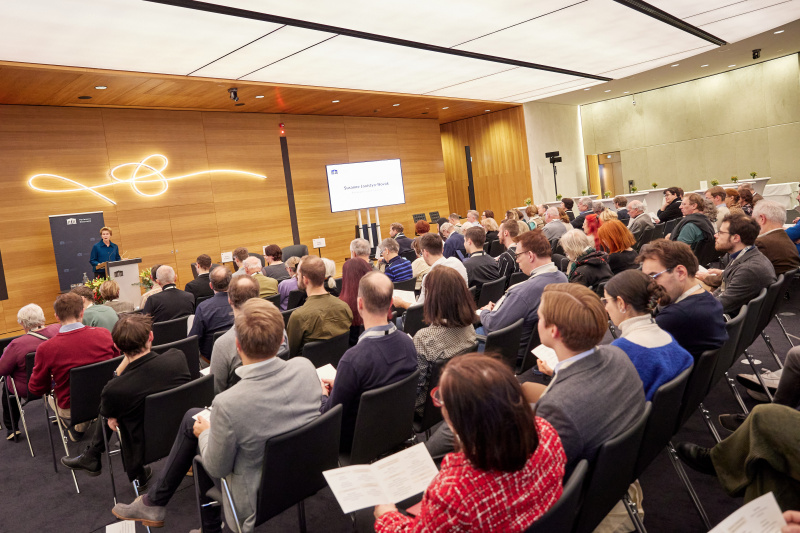 Eröffnungsworte. Parlamentsvizedirektorin Susanne Janistyn-Novák. Veranstaltungstelnehmer:innen