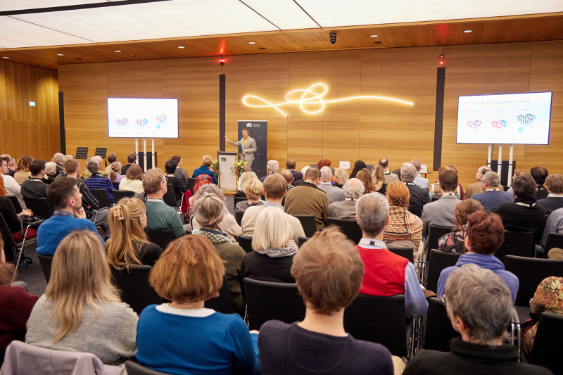Kurzvortrag: "Gruppenrechtliche, nicht-territoriale Zugänge“. Börries Kuzmany Universität Wien. Veranstaltungsteilnehmer:innen