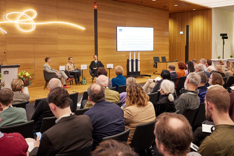 Podiumsdiskussion. Von links: Börries Kuzmany Universität Wien, Moderation. Marija Wakounig Universität Wien, Jürgen Pirker Universität Graz: Veranstaltungsteilnehmer:innen