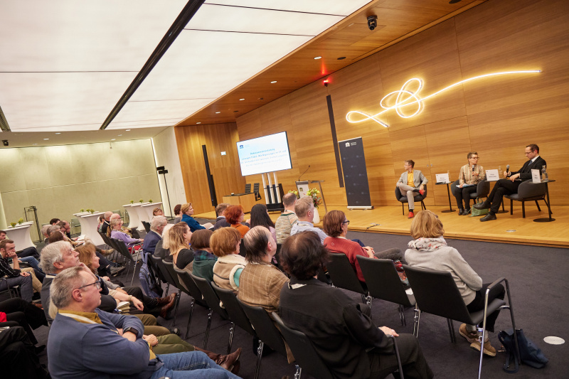 Podiumsdiskussion. Von links: Börries Kuzmany Universität Wien, Moderation. Marija Wakounig Universität Wien, Jürgen Pirker Universität Graz. Veranstaltungsteilnehmer:innen