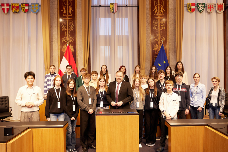 Gruppenfoto mit Bundesratspräsident Franz Ebner (ÖVP). BRG Enns, Klassen 5A, 5B & 5G