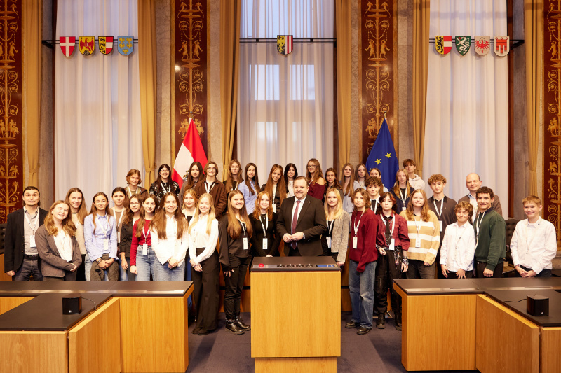 Gruppenfoto mit Bundesratspräsident Franz Ebner (ÖVP). HTL1 Linz, Klasse 1GB