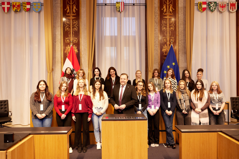 Gruppenfoto mit Bundesratspräsident Franz Ebner (ÖVP). Modeschule Hallein, Klasse 1B