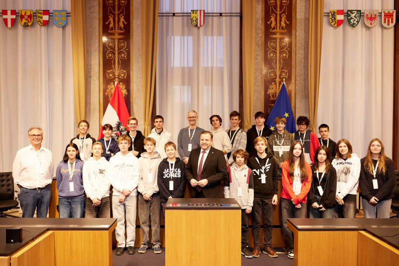 Gruppenfoto mit Bundesratspräsident Franz Ebner (ÖVP). BRG Salzburg, Klasse 5L