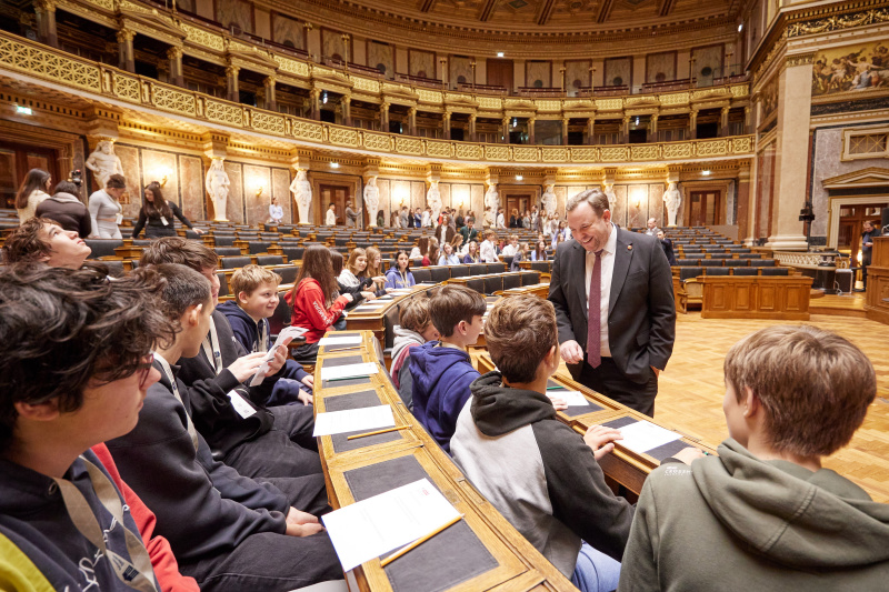 Bundesratspräsident Franz Ebner (ÖVP) im Gespräch mit den Teilnehmer:innen